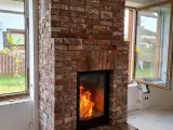 Лофтовый теплонакопительный камин с вертикальной топкой Kratki Maja Wieza