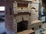 Камин с открытой топкой, совмещенный с отопительной печью и тёплой лавкой (5)