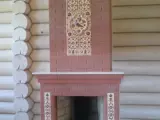 Классический камин с открытой топкой, украшенный изразцовыми вставками