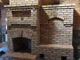 Камин с открытой топкой, совмещенный с отопительной печью и тёплой лавкой (5)
