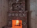 Угловой камин с открытой топкой из старинного кирпича