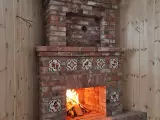 Угловой камин с открытой топкой из старинного кирпича