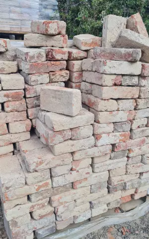 Неочищенный старинный кирпич